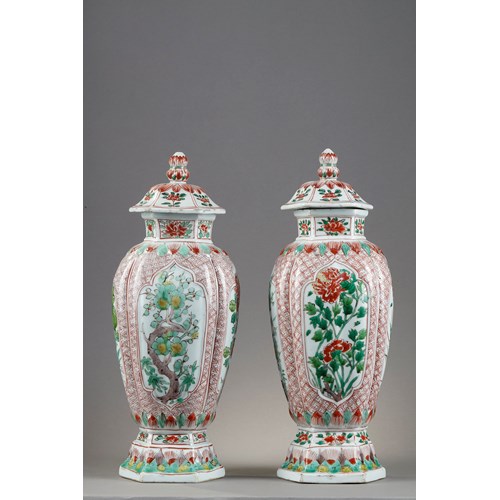 Pair of baluster shaped vases with their porcelain covers "Wucai"